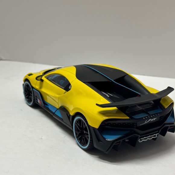 1:18 Bugatti Divo Metal Diecast With LED headlight & Taillight Yellow - Picture 3 of 8